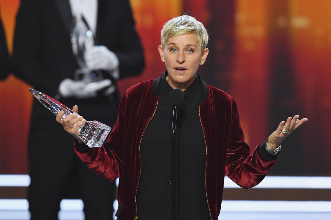 Tekst o życiu i karierze Ellen DeGeneres. Na zdjęciu: Kobieta trzymająca nagrodę - HelloZdrowie