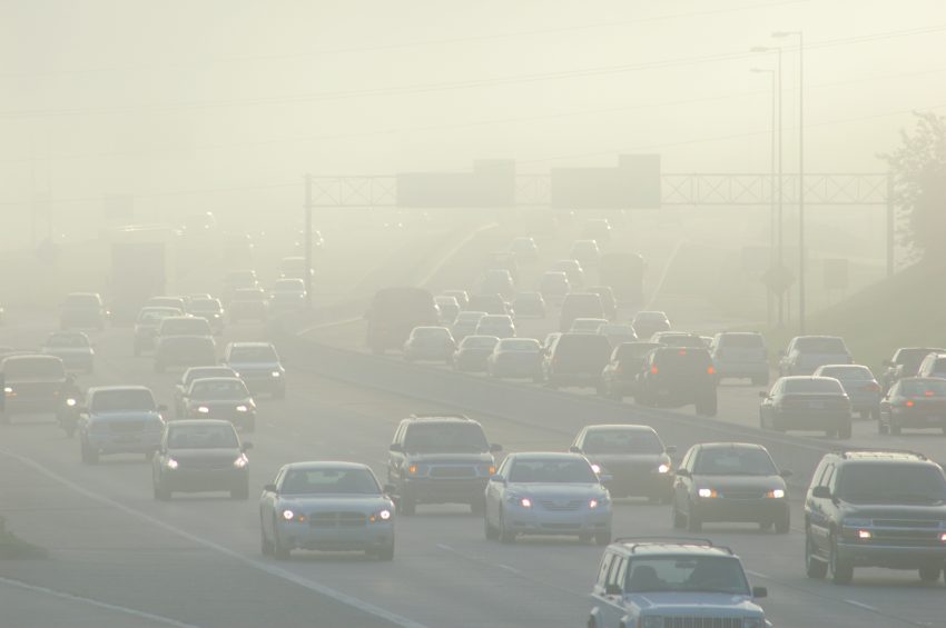 samochody na autostradzie a w powietrzu smog