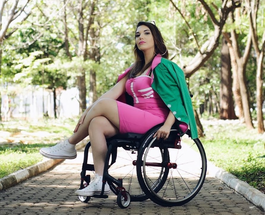 Tekst o inspirujących niepełnosprawnych dziewczynach na Instagramie. Na zdjęciu: Kobieta na wózku inwalidzkim - HelloZdrowie