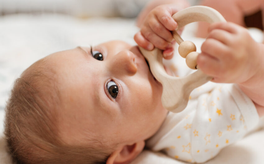 Jak bezpiecznie załagodzić ząbkowanie u niemowląt?