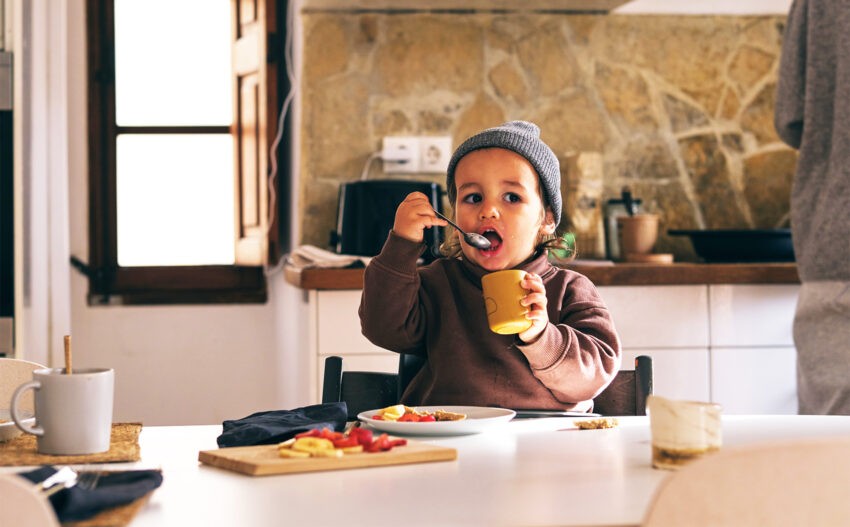 Jaki wybrać magnez dla dzieci i kiedy warto go podawać?; na zdjęciu jedzące dziecko- Hello Zdrowie