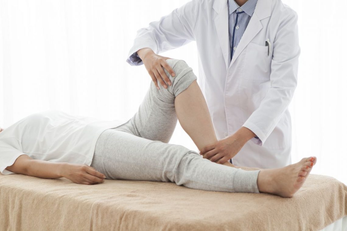 endoproteza kolana - kobieta ćwiczy kolano
