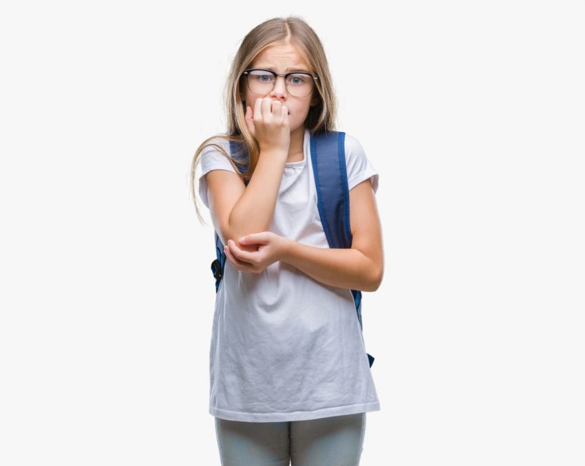 Dziewczynka z plecakiem cierpiąca na fobię szkolną