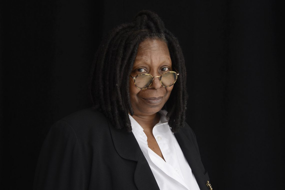 Tekst o życiu, karierze i działalności Whoopi Goldberg. Na zdjęciu: Kobieta z dredami nosząca okulary - HelloZdrowie