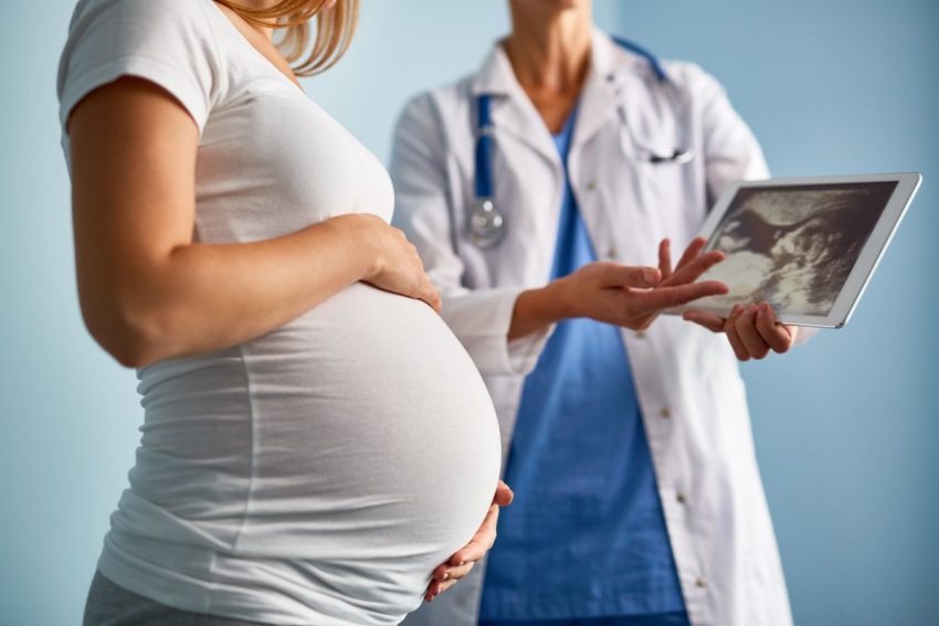 hipotrofia - lekarz rozmawia z kobietą w ciąży
