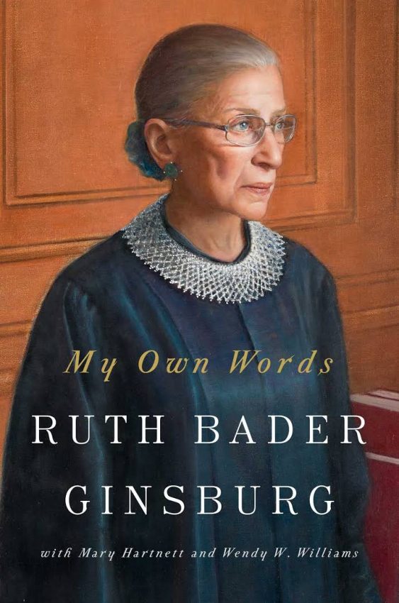 Tekst o życiu i osiągnięciach Ruth Bader Ginsburg. Na zdjęciu: Okładka książki przedstawiająca kobietę - HelloZdrowie