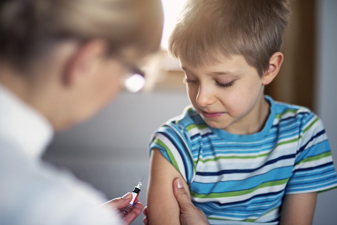 Tekst o bezpieczeństwie glinu w szczepionkach. Na zdjęciu: Dziecko dostające zastrzyk - HelloZdrowie