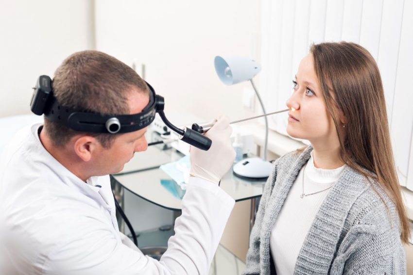 otolaryngolog - lekarz bada nos kobiety