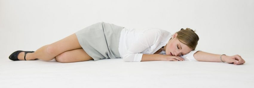 Kobieta leżąca w pozycji bocznej ustalonej