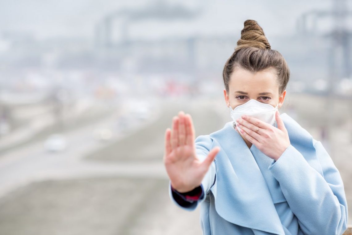 smog - młoda kobieta w masce antysmogowej