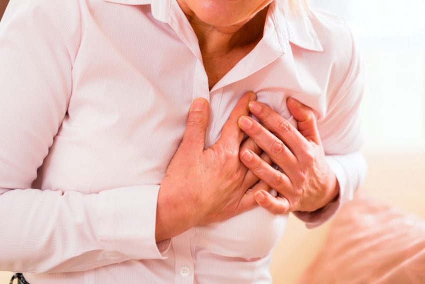 stan przedzawałowy - kobieta trzyma się za bolące serce