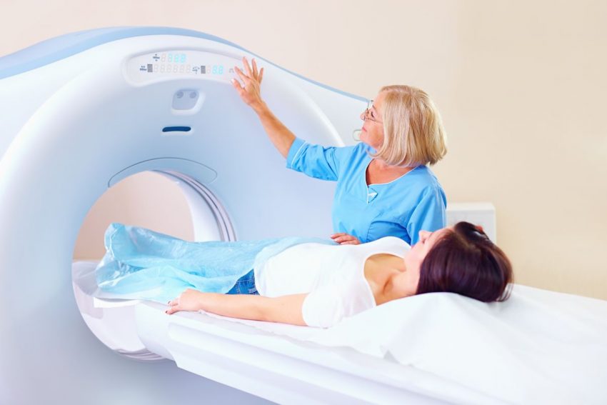 Pacjentka przygotowująca się do tomografii komputerowej