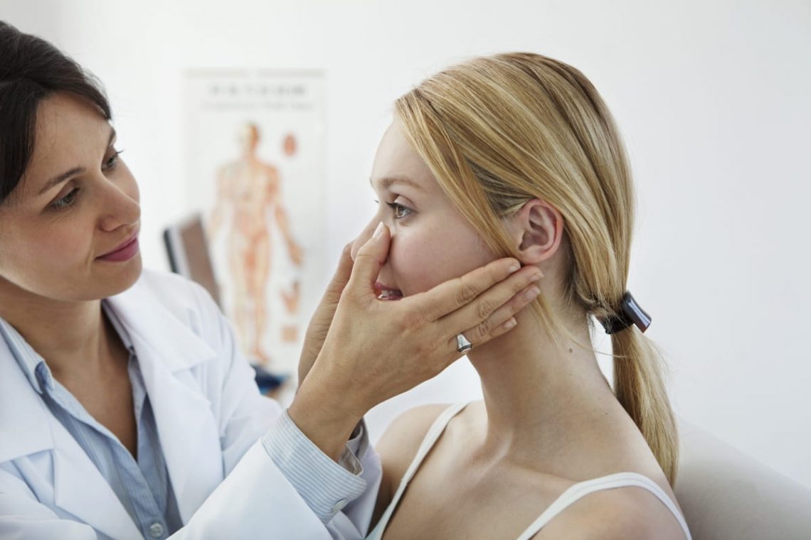 lekarka badająca nos kobiety