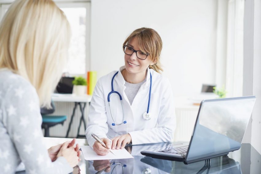 wWirus HPV - kobieta w gabinecie rozmawia z lekarzem