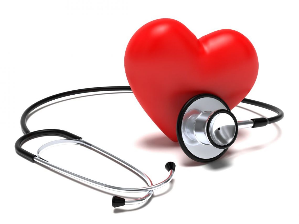Duże czerwone serce i zwinięty stetoskop