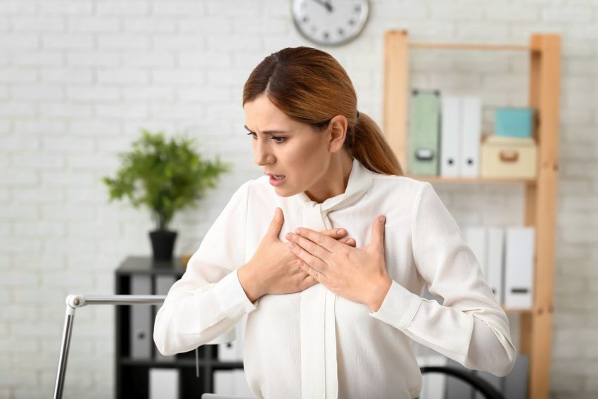 zator płucny - kobieta trzyma się za klatkę piersiową