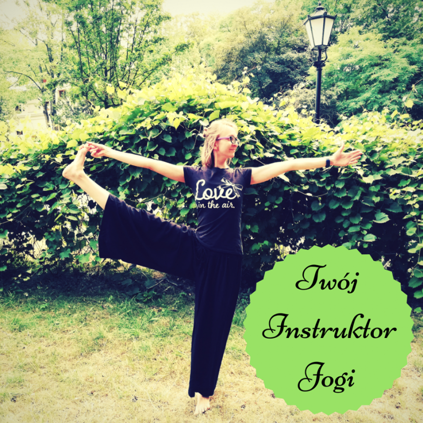 Tekst o korzyściach jogi dla ciała i ducha. Na zdjęciu: Kobieta stojąca na jednej nodze z wyciągniętymi rękoma - HelloZdrowie