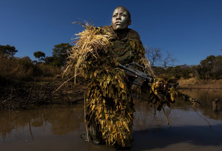 Tekst o nominacjach do World Press Photo 2019. Na zdjęciu: Mężczyzna w kamuflażu trzymający broń - HelloZdrowie