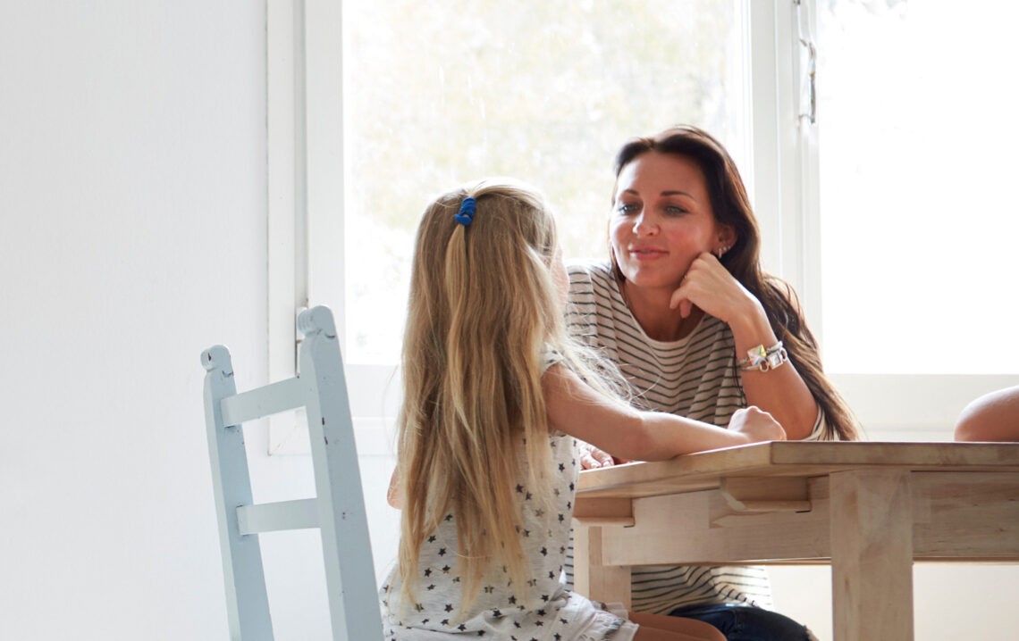 Słuch fonematyczny, czyli odpowiedzialny za rozróżnianie fonemów; na zdjęciu mama rozmawiająca z córką- Hello Zdrowie