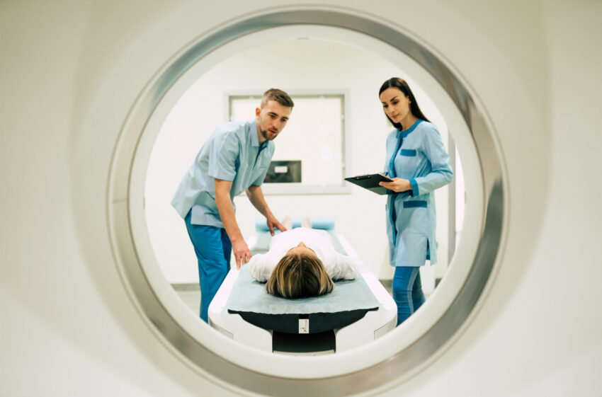 Tomografia głowy – wszystko, co musisz wiedzieć o tym badaniu; na zdjęciu tomografia- Hello Zdrowie