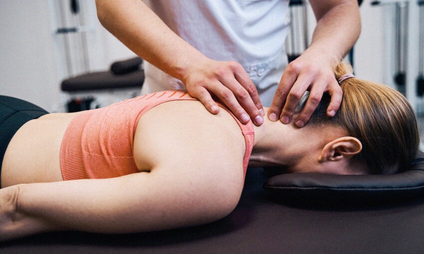 Chiropraktyka – niekonwencjonalna terapia, która pomoże uśmierzyć ból; na zdjęciu kobieta w trakcie masażu- Hello Zdrowie