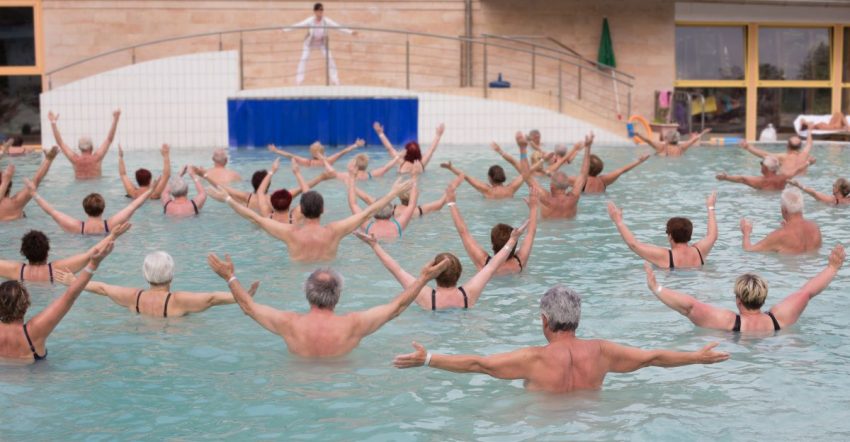 Starsi ludzie ćwiczą w basenie