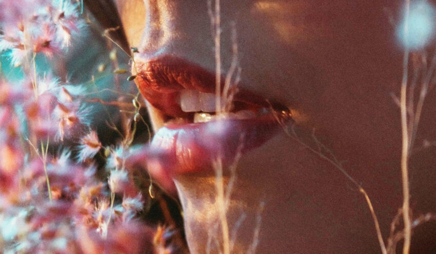 Nieprzyjemny zapach z ust – na co może wskazywać?; na zdjęciu zbliżenie kobiecych ust- Hello Zdrowie