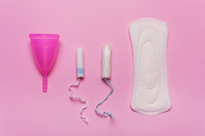 Tekst o użytkowaniu kubeczków menstruacyjnych i ich zaletach. Na zdjęciu: Zdjęcie z bliska kubka menstruacyjnego i tamponów - HelloZdrowie