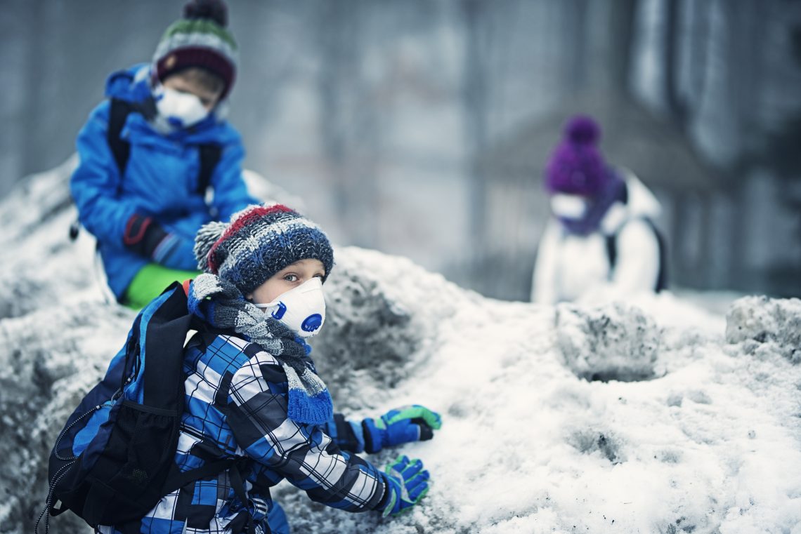 Tekst o sposobach ochrony dzieci przed smogiem. Na zdjęciu: Grupa dzieci bawiących się w śniegu - HelloZdrowie