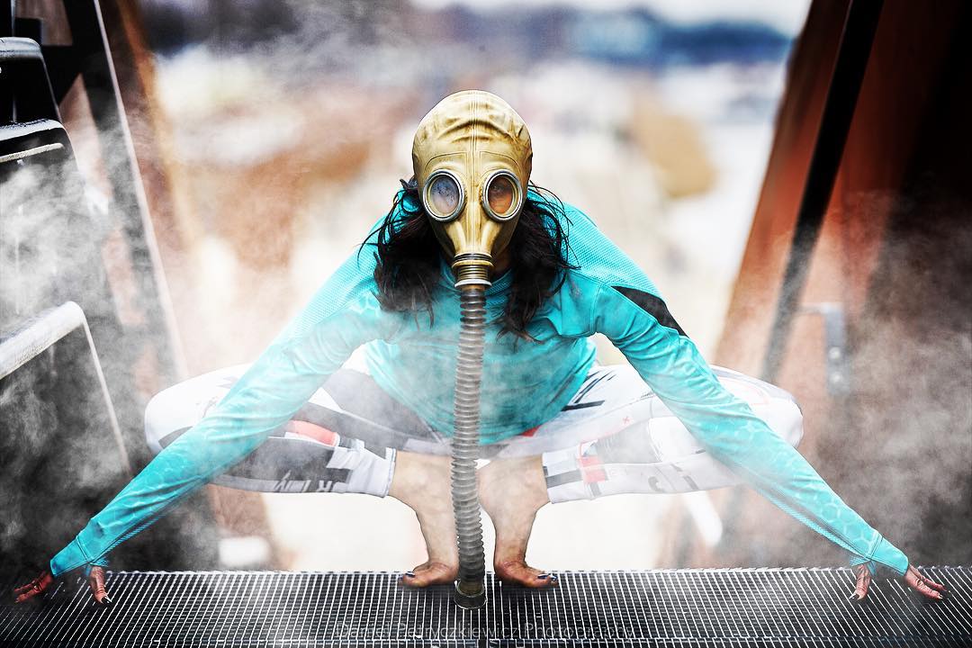 Tekst o projekcie fotograficznym zwracającym uwagę na smog. Na zdjęciu: Kobieta nosząca maskę przeciwgazową - HelloZdrowie