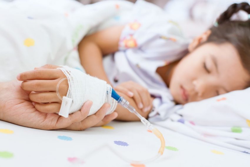 Dziecko leży w szpitalu podłączone do kroplówki