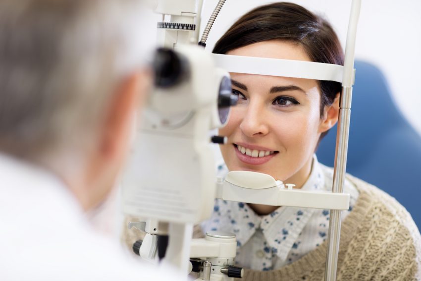 Kobieta z zaburzeniami widzenia podczas badania okulistycznego.