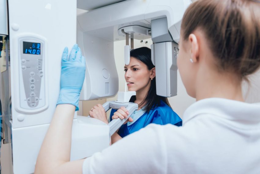 lekarz wykonuje kobiecie rentgen zębów