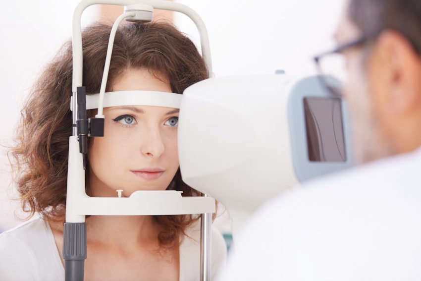 Kobieta z zespołem Hornera podczas badania okulistycznego.