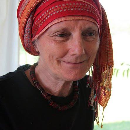 Tekst o kręgach kobiet i ich znaczeniu. Na zdjęciu: Kobieta nosząca czerwoną chustę na głowie - HelloZdrowie