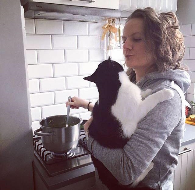 Tekst o trudnej drodze Alicji wychodzenia z depresji. Na zdjęciu: Kobieta trzymająca kota w ramionach - HelloZdrowie
