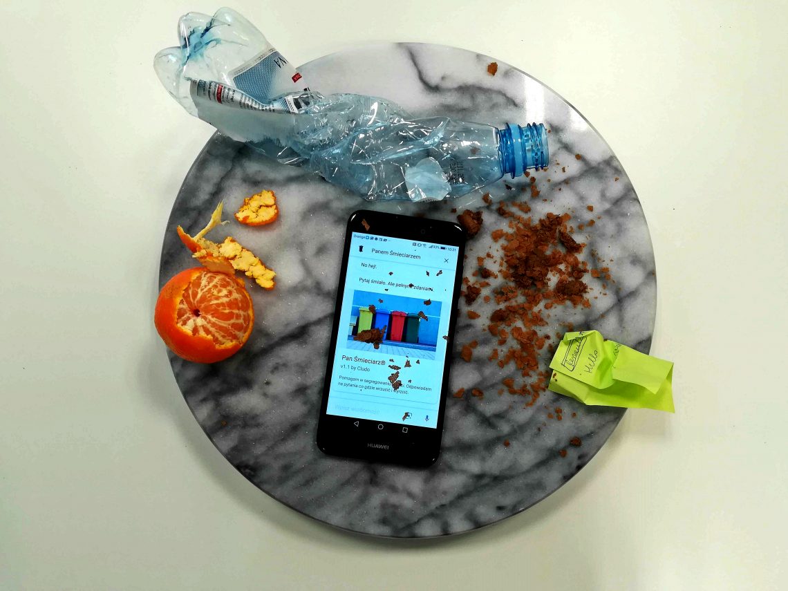 Tekst o aplikacji pomagającej w segregacji odpadów. Na zdjęciu: Telefon i jedzenie na talerzu - HelloZdrowie