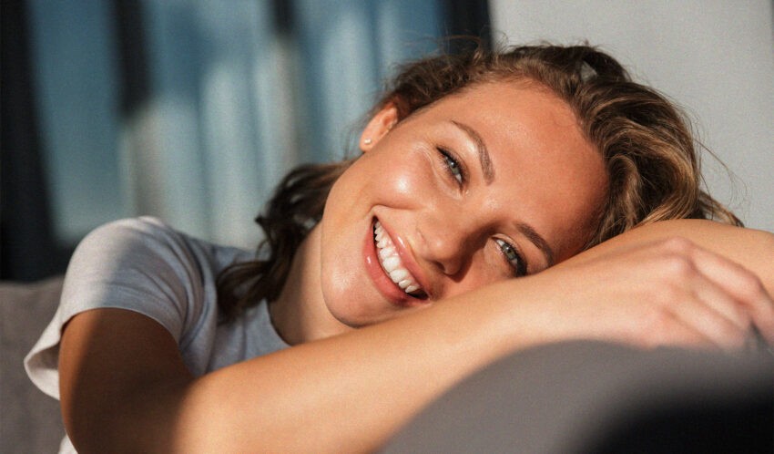 Jakie zabiegi oferuje współczesna stomatologia estetyczna?; na zdjęciu uśmiechająca się kobieta- Hello Zdrowie