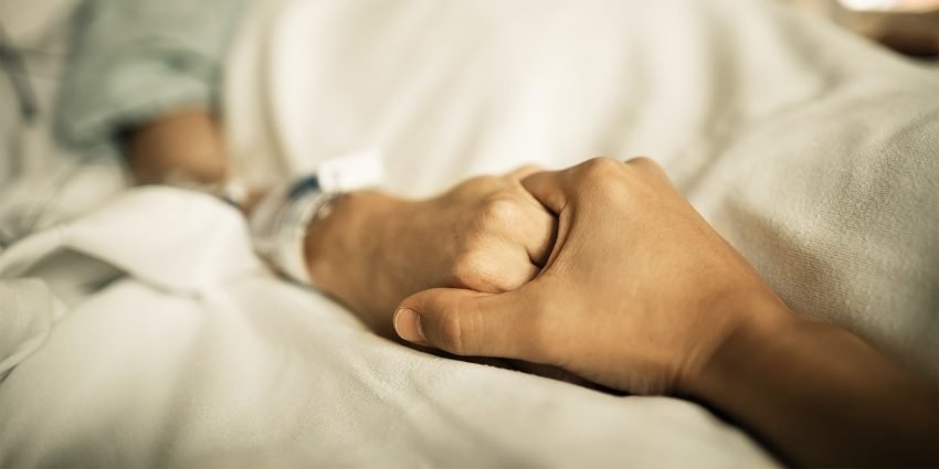 Ręka chorej na białaczkę osoby na szpitalnej pościeli_leukemia/HelloZdrowie
