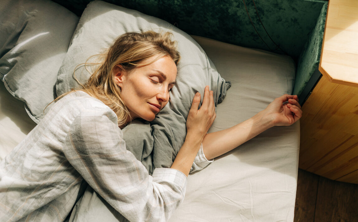 Polisomnografia to złoty standard diagnozowania zaburzeń snu; na zdjęciu śpiąca kobieta- Hello Zdrowie