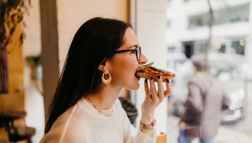 Insulinooporność – co warto wiedzieć o tej patologii?; na zdjęciu kobieta jedząca kanapkę- Hello Zdrowie