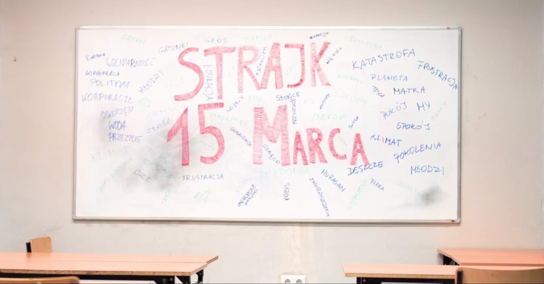Tekst o młodzieżowym strajku klimatycznym w Polsce. Na zdjęciu: Tablica biała z tekstami na niej - HelloZdrowie
