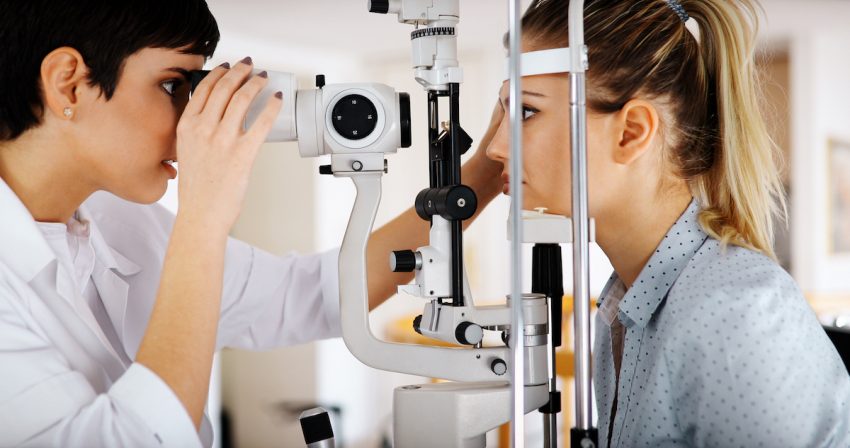 Kobieta z dalekowzrocznością podczas badania okulistycznego.