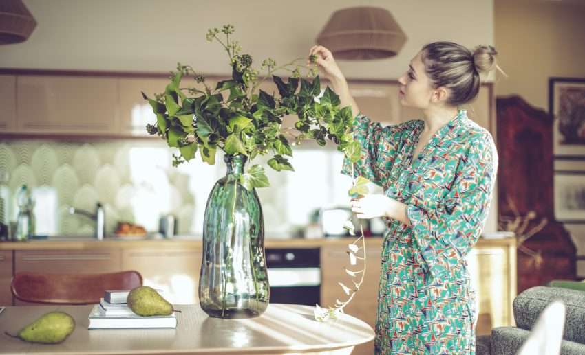 Kobieta układa bukiet kwiatów