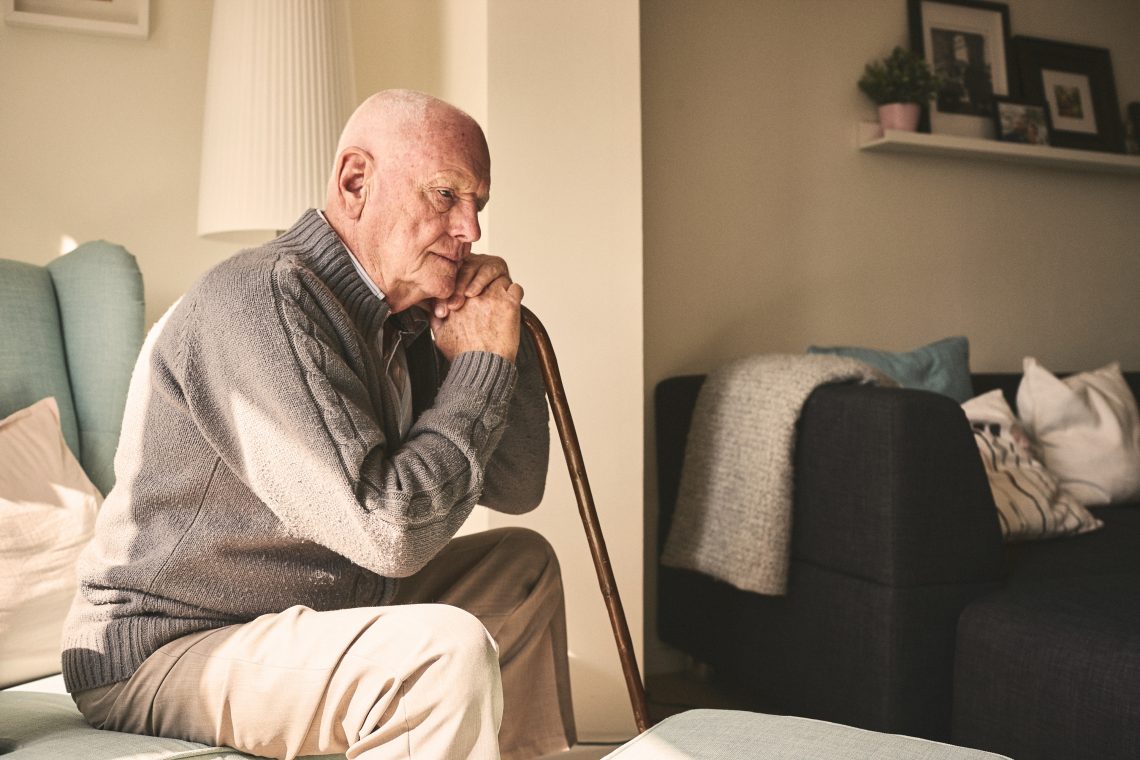 Tekst o depresji i samotności wśród seniorów. Na zdjęciu: Starszy mężczyzna siedzący na krześle - HelloZdrowie