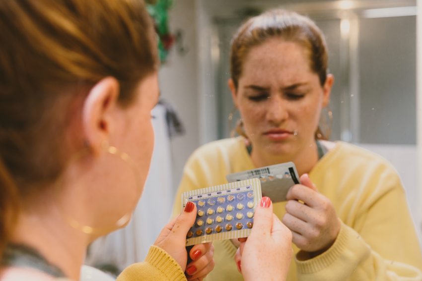 Kobieta z blistrem tabletek antykoncepcyjnych