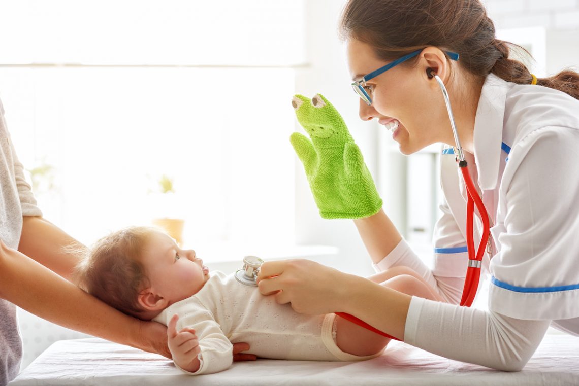 Pediatra podczas badania niemowlęcia.