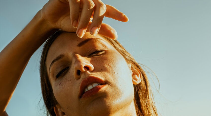 Tanoreksja, czyli uzależnienie od opalania, to poważny problem; na zdjęciu kobieta w słońcu- Hello Zdrowie