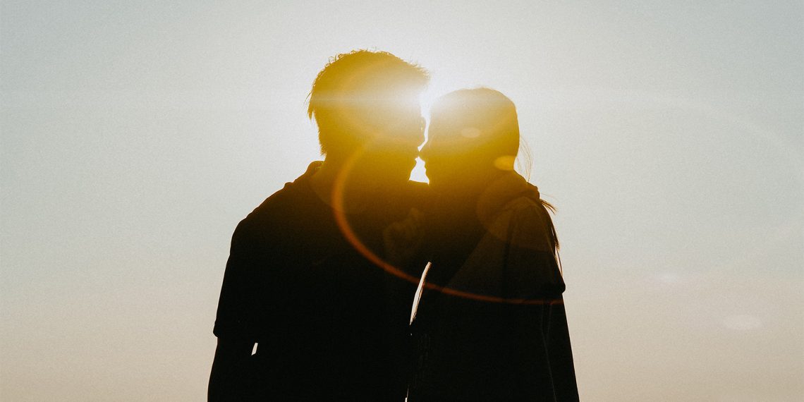 Tekst o komunikacji w związku na temat seksu. Na zdjęciu: Sylwetka mężczyzny i kobiety całujących się - HelloZdrowie
