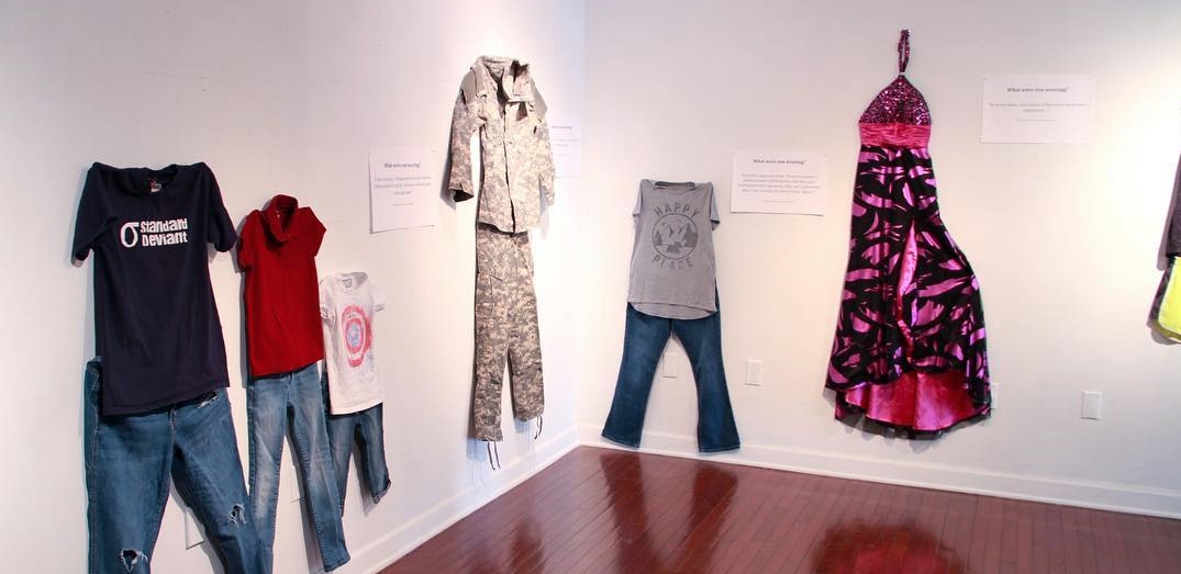 Tekst o wystawie ubrań ofiar gwałtu. Na zdjęciu: Grupa ubrań na ścianie - HelloZdrowie